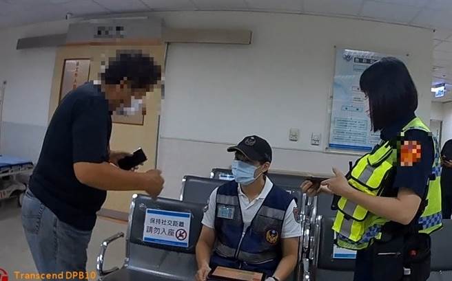 家属在急诊室急问老翁送医后的状况。（翻摄照片／石秀华高雄传真）