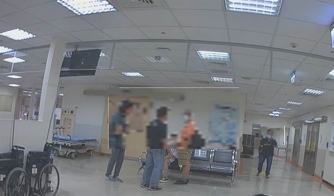 经警方和院方沟通后，家属获准进入急诊室等候，但老翁到院后不治死亡。（翻摄照片／石秀华高雄传真）