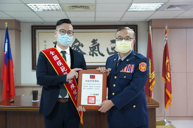 新北市警察局長黃宗仁表揚全國模範警察陳怡瑞。（新北市警察局提供）