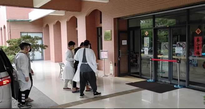 太平警分局15日将打人的3男4女，循线逮捕带回警局侦讯。（太平警分局提供／张妍溱台中传真）