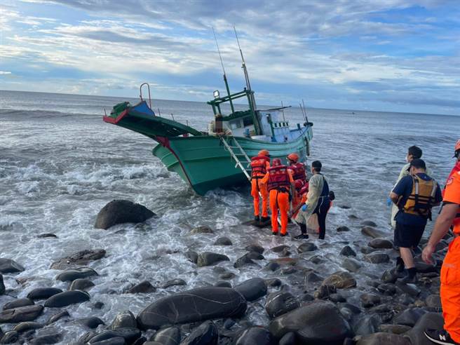 台东县政府17日宣布县内警消人员完成疫苗施打率已达到9成3，然而需在各港口、岸际和海上执行勤务的台东海巡基层人员，却未被安排在这一波的施打名单中。（资料画面）