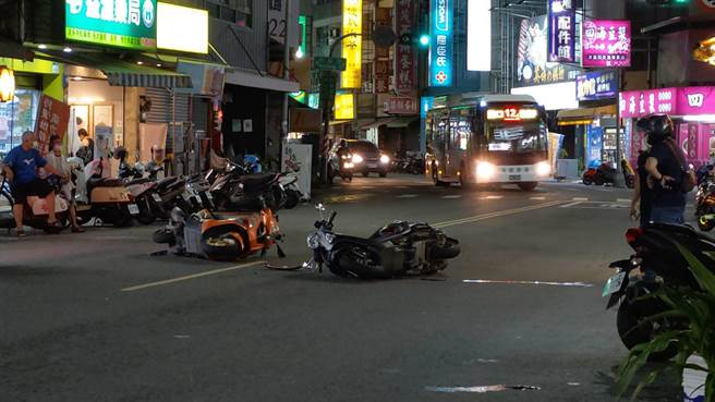 高雄市前镇区草衙二路昨晚发生2机车骑士在路中央相撞车祸，当时1辆公车刚好驶来，急煞车闪过。（读者提供／石秀华高雄传真）