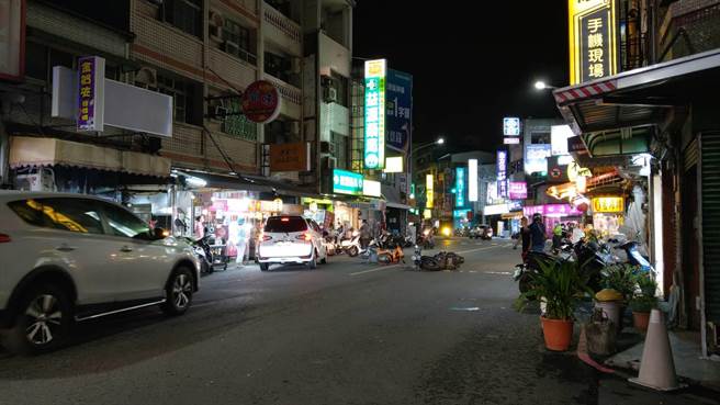 2机车骑士在路中央相撞，机车倒地，所幸2骑士仅皮肉伤，在现场等待警方处理。（读者提供／石秀华高雄传真）