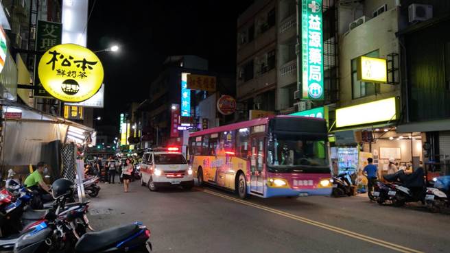 公车当时急停在车祸现场前方，救护车获报也赶抵现场。（读者提供／石秀华高雄传真）