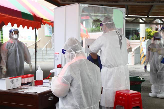 嘉義縣東石鄉42歲超商女店員確診個案，因案13302感染源不明，嘉義縣政府昨16日下午啟動社區篩檢。（嘉義縣政府提供∕呂妍庭嘉義傳真）