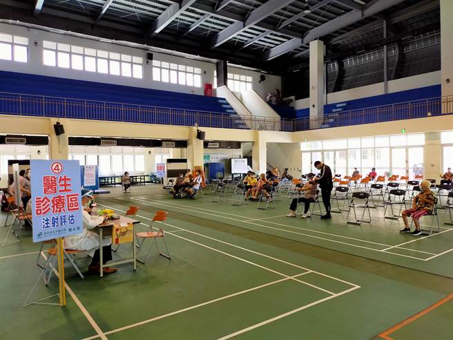 太平區公所於太平國小、太平國中、中平國中、新光國中4個學校設立疫苗快打站。（太平區公所提供／張妍溱台中傳真）