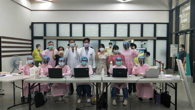 卫生福利部基隆医院长林庆丰每天率领6名医护人员至港务大楼，为一线作业人员注射疫苗。（卫生福利部基隆医院提供／陈彩玲基隆传真）