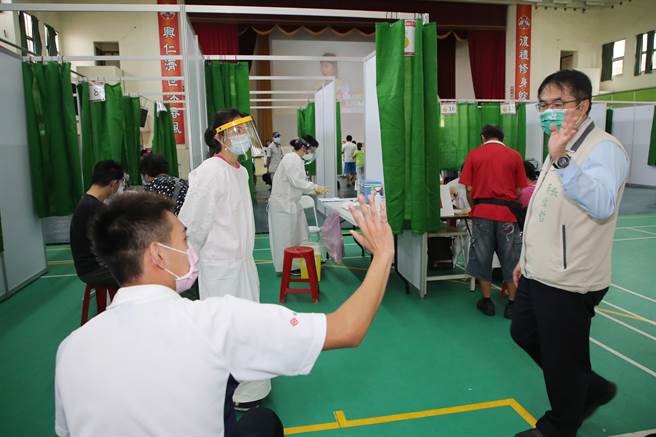 台南市长黄伟哲也强调，「打疫苗不是在打仗」，不是求快，重要的是求稳求好，民眾感觉安全最重要。（台南市政府提供／曹婷婷台南传真）