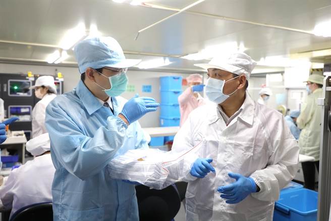 新北市长侯友宜今前往泰博科技公司，访视快筛试剂制造状况。（新北市新闻局提供）