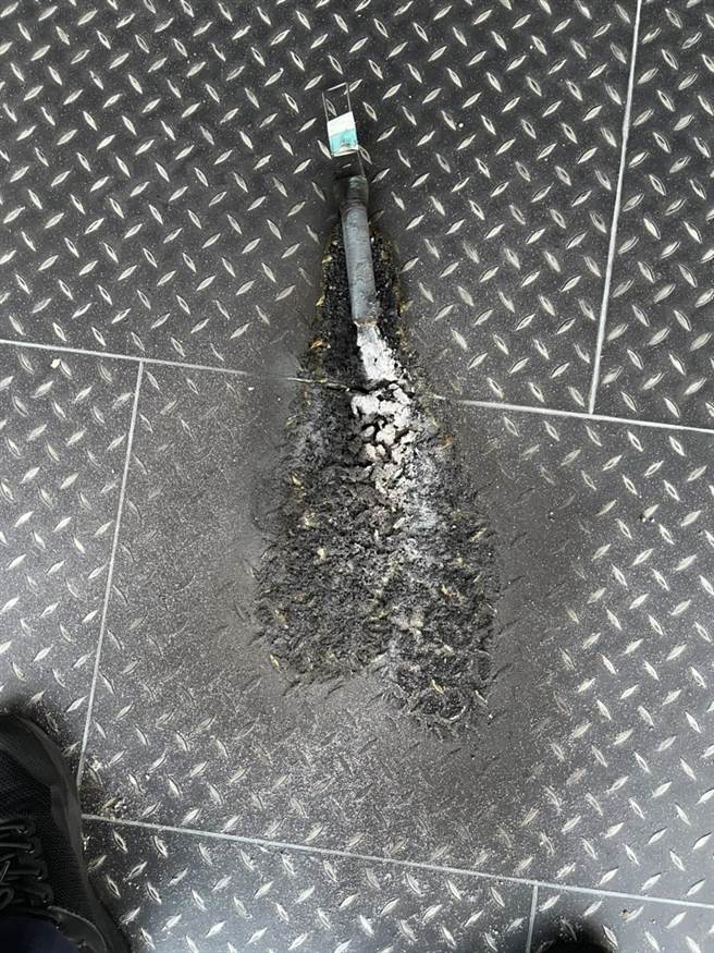 24岁苏男与3名友人今（17）日清晨5时许，至林口中正路上通讯行丢掷信号弹，通讯行门口窜出红光与浓烟，居民吓得报案（翻摄照片／戴上容新北传真）