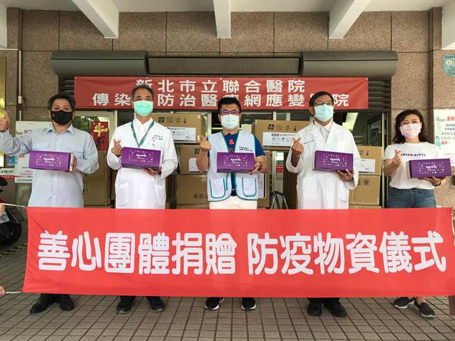 中嘉集團捐贈2萬劑快篩試劑予新北市警局。（新北市警局提供）