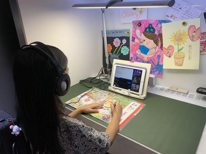 不少学生因应疫情改在家线上学习，与同学互动减少，感到郁闷、不快乐，更因解禁日遥遥无期，引发心中的焦虑与失落；图为示意图。（门诺医院提供／罗亦晽花莲传真）