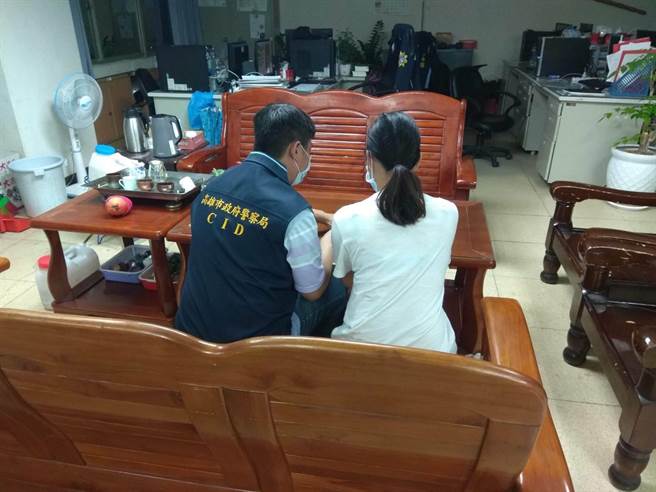 高雄17岁少女在家自主学习，因太无聊，迷上网和男网友出游8天，家属报警，警方火速在2小时找到人。（翻摄照片／石秀华高雄传真）