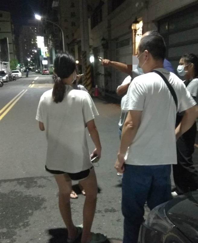 警方在少女同学位于楠梓区的住处寻获少女，将她带回少年队安抚情绪。（翻摄照片／石秀华高雄传真）