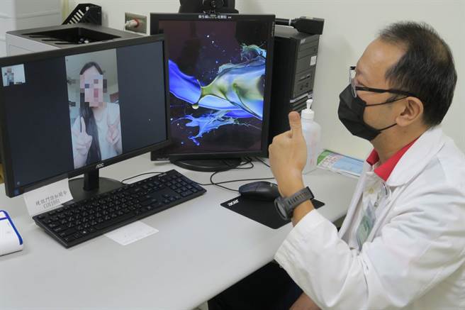 20多歲的張姓女確診者樂觀面對自己的病情，對醫護也是笑容滿面，也常常對醫護加油打氣，相當正向的女孩，短短11天CT值從19.3升到31.6後出院，她說服用清冠1號幾天後精神明顯好轉，也感謝醫護辛苦照料，陪她勇敢面對疫情。（院方提供／吳建輝彰化傳真）