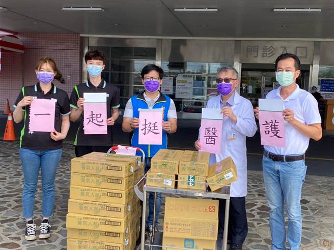 彰化县议员曹嘉豪（中）号召几名好友，短短1天时间募集了2000瓶的「养气人蔘滋补液」，17日亲自送到部立彰化医院，希望为彰化「嘉玲」补气。（议员提供／吴建辉彰化传真）