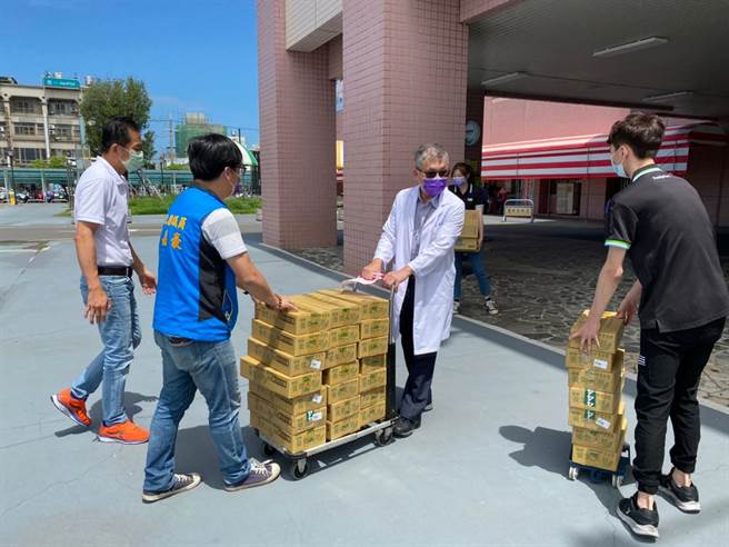 院长曾孔彦表示，感谢曹嘉豪议员及赖志铭乡代的爱护，捐了2000瓶人蔘滋补液给医院，让体力面临挑战的医护人员可以补充能量，医护人员感恩于心，一定会坚守前线，也希望民眾当医院的后盾。（议员提供／吴建辉彰化传真）