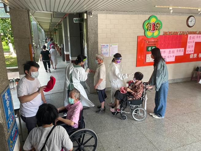 ▲第1波高齡接種17日將告一段落，桃園自強國中接種站傳一83歲婦人施打疫苗後軟腳跌倒，接種站指出，婦人已即時處理傷勢並送往衛福部立桃園醫院進行後續檢查。（蕭靈璽攝）