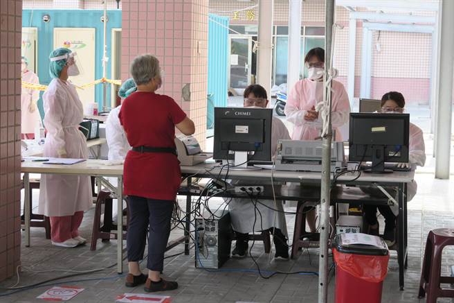 彰化医院动员整间医院超过百名医护，由各科医师、护理师轮流出动，甚至连行政人员也投入其中。（本报资料照片）