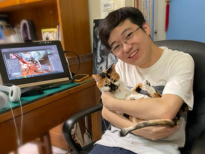 馬義程在老師鼓舞下參賽，一舉拿下金賞，他自己感到既意外又開心；也盼能慢慢建立自己獨特的創作風格。（大葉大學提供／謝瓊雲彰化傳真）