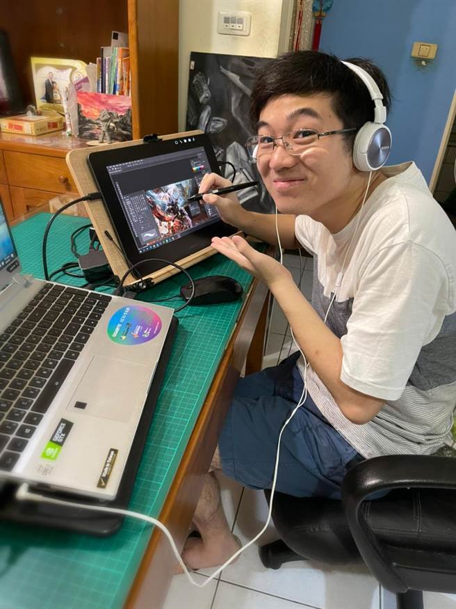 馬義程在老師鼓舞下參賽，一舉拿下金賞，他自己感到既意外又開心；也盼能慢慢建立自己獨特的創作風格。（大葉大學提供／謝瓊雲彰化傳真）