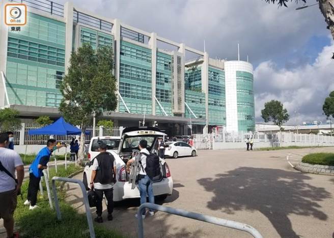 港警搜索香港《蘋果日報》大樓。(東網)