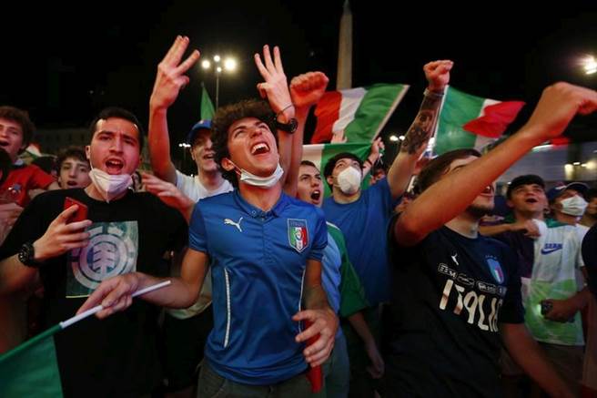 义大利球迷在欧国杯声援国家男足队。（美联社）