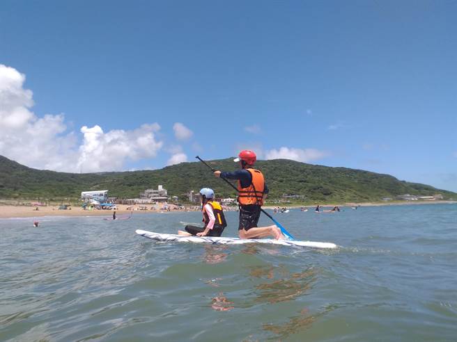 新北市另推出以水上运动训练、儿童运动、亲子运动的主题运动短片，不受时间与空间限制，让民眾模拟在水中锻炼肌力与全身协调力，在家也能「解暑」。（新北市体育处提供）