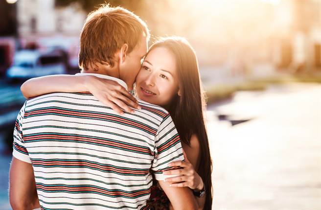 生肖猴、马、蛇、猪的男性天生热爱追求新鲜感，面对感情总是喜新厌旧，非常多情。（图／Shutterstock）
