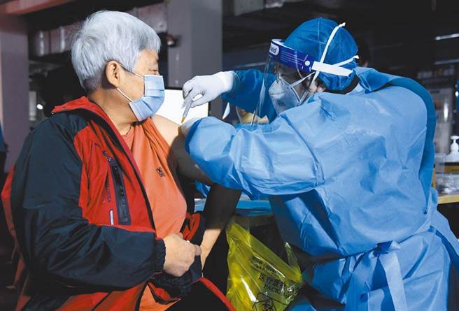 中国大陆首支国产mRNA疫苗6月启动三期临床试验。（新华社）