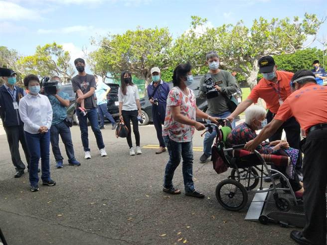 市长卢秀燕至清水国中快打站视察復康巴士接送长者情形。（陈淑娥摄）