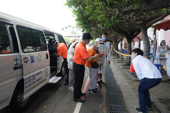 市长卢秀燕至清水国中快打站视察復康巴士接送长者情形。（陈淑娥摄）