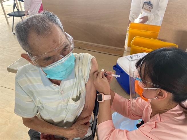 新竹市首波80岁以上长者1万4781人的报到施打率约6成3，共计打了9332人。（陈育贤摄）