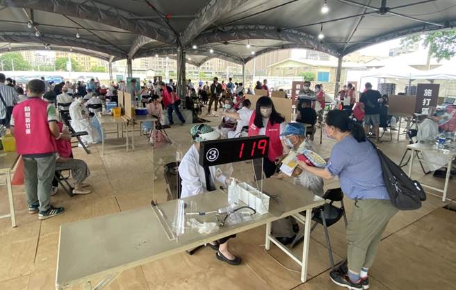 新竹市17日上午再获配AZ疫苗5900剂，今天下午针对78至80岁长者开打。（陈育贤摄）