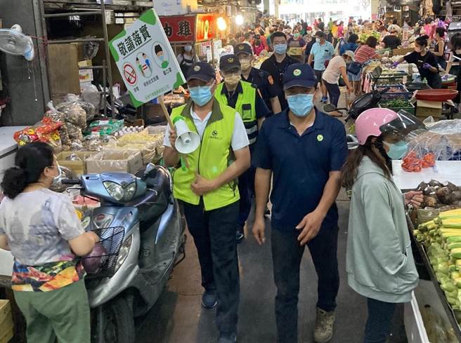 为体恤摊商配合落实防疫，新竹市政府今天决定再对摊商减免租金。（陈育贤摄）