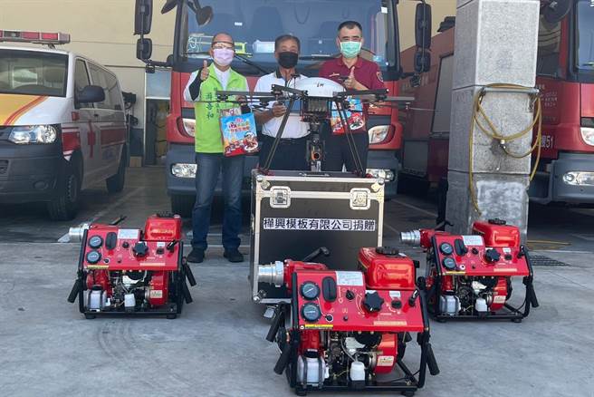 樺興模板有限公司捐贈大園消防分局移動式幫浦及空拍機。（姜霏翻攝）
