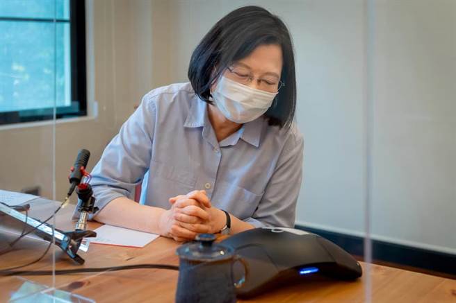 赵少康呼吁蔡英文，让网军停止分裂这个社会。图为总统蔡英文致电感谢贾永婕和黄光芹。(资料照／取自蔡英文脸书)