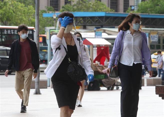 疫情有趋缓的趋势，不少能希望能解封，医师苏怡寧却认为「台湾人很难搞」。（图／示意图，报系资料照）