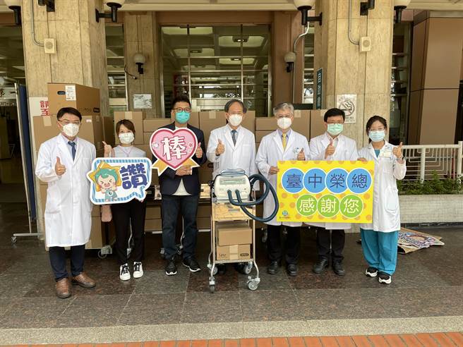 民间企业17日主动捐赠台中荣总，5台拍痰机及专属拍痰背心，每部造价逾45万元，让医护人员感受社会温暖。（台中荣总提供／张妍溱台中传真）