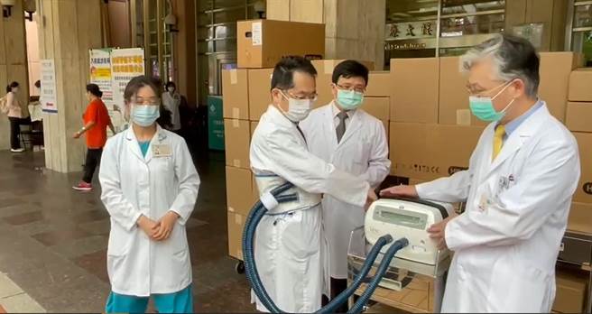 台中荣总获赠拍痰机及专属拍痰背心，院方医护人员现场简单操作示范。（台中荣总提供／张妍溱台中传真）