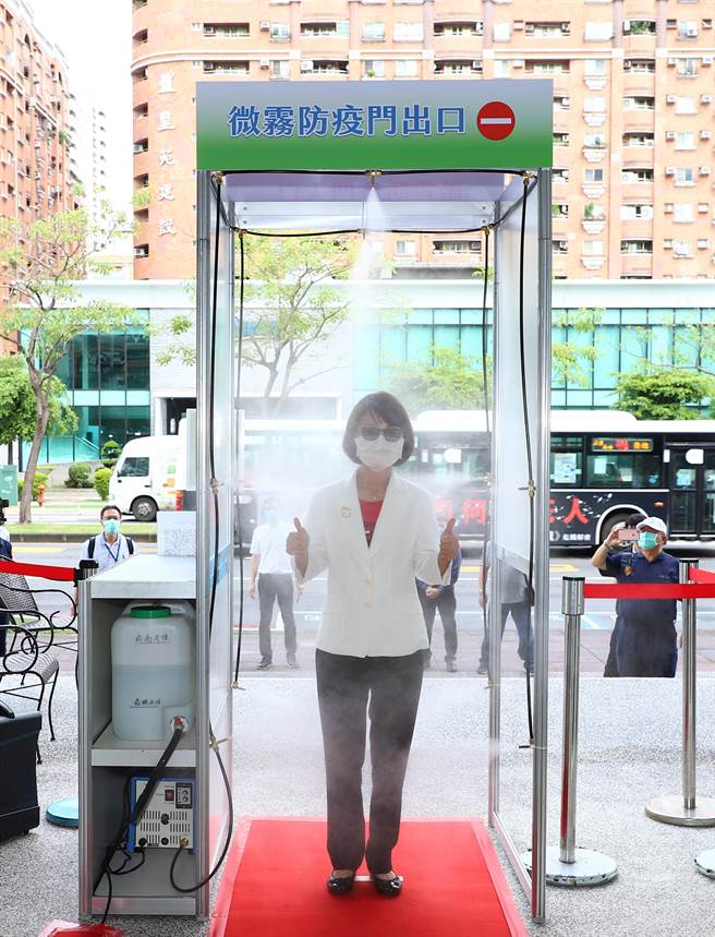 左营警分局安装最新科技的防疫消毒门，为基层员警增添一层防疫保障。（高市议会提供）