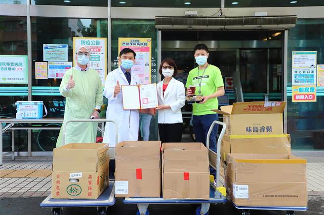 高市议长曾丽燕亲送100个爱心便当到小港医院。（高市议会提供）