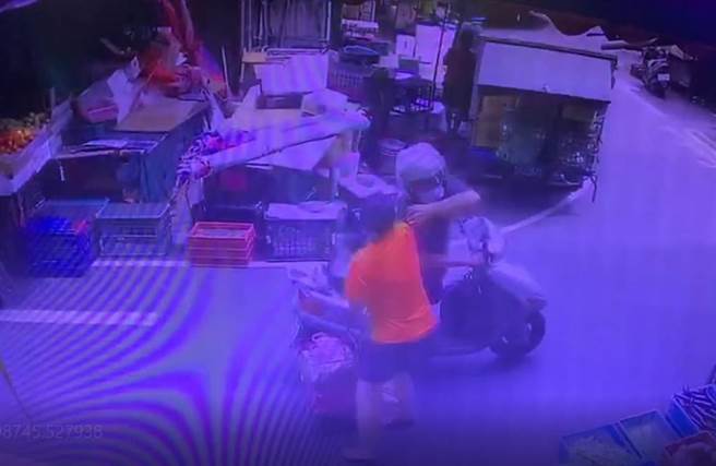 男子從後方強扯婦人身上的金項鍊。（陳鴻偉翻攝）