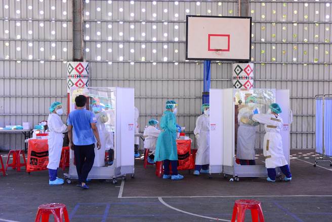 秀林崇德群聚感染，县政府在崇德及周边的秀林、富世共3村设快筛站。（王志伟摄）