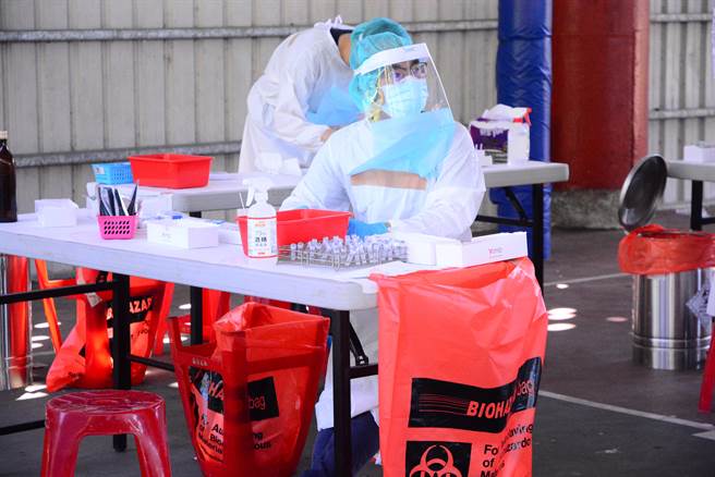 医护人员将採集检体检验。（王志伟摄）
