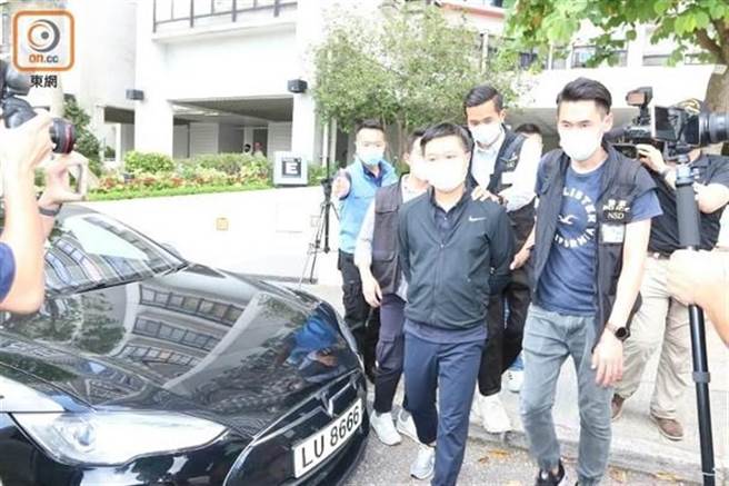 苹果日报5位高层、董事因为违反香港国安法，今晨遭到港警逮捕。(图翻摄自东网)

