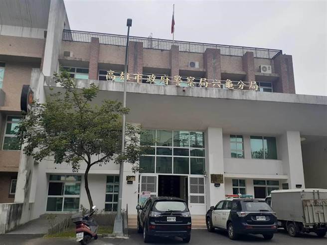 六龜51歲管姓員警施打完AZ疫苗後出現發燒頭痛及嘔吐，因症狀未改善被送往義大醫院急診。(林雅惠攝)
