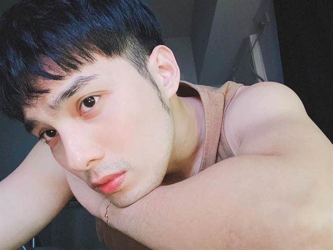 黃偉晉近來在家居家隔離。（摘自臉書）