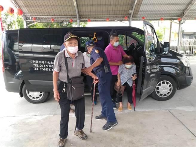 南化公所派日照專車至關山里接長輩至北寮接種疫苗。（南化區公所提供／劉秀芬台南傳真）