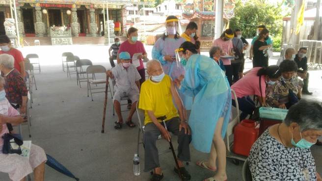 南化公所於北寮北安宮前設接種站。（南化區公所提供／劉秀芬台南傳真）